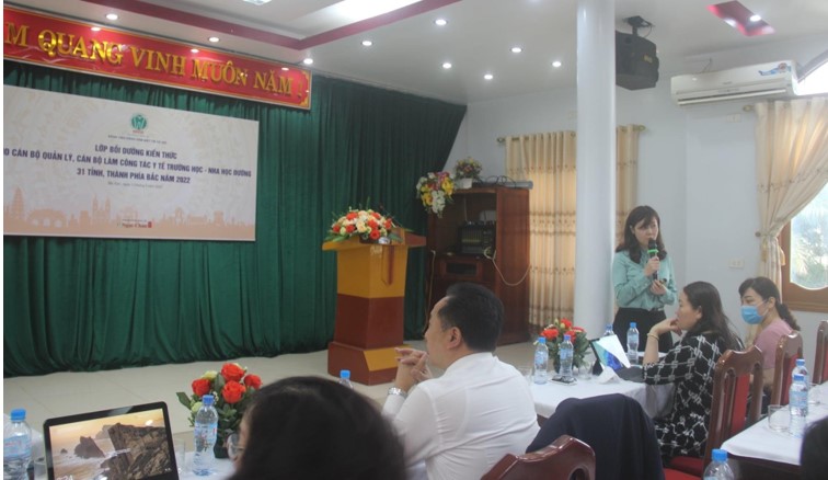 BSCKII. Nguyễn Thị Hạnh, phó trưởng phòng Chỉ đạo tuyến  giới thiệu Đề án CSSKRM